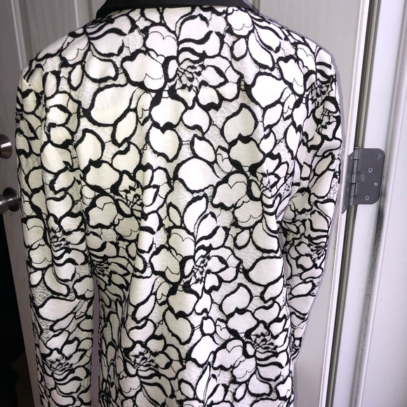 Classic black and white motif pattern tops - Picture 5 of 8